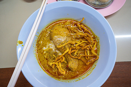 Khao Soi 咖喱面汤泰国菜清迈当地美食厨房油炸文化面条烹饪午餐猪肉椰子洋葱草本植物图片