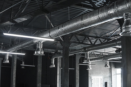 大型建筑物天花板上的通风系统 新建筑天花板上悬挂着银色绝缘材料的通风管技术安装冷气机基础设施建筑学工程暖通办公室网络管道图片