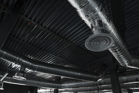 大型建筑物天花板上的通风系统 新建筑天花板上悬挂着银色绝缘材料的通风管金属管子工程护发素基础设施网络冷却管道发泄安装图片