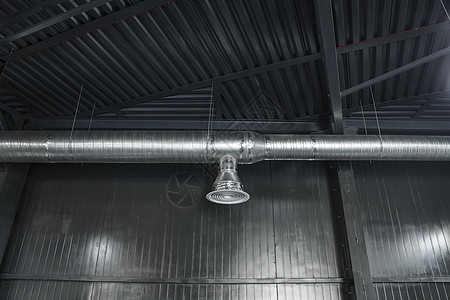 大型建筑物天花板上的通风系统 新建筑天花板上悬挂着银色绝缘材料的通风管办公室管子安装金属空气冷却基础设施技术空调网络图片
