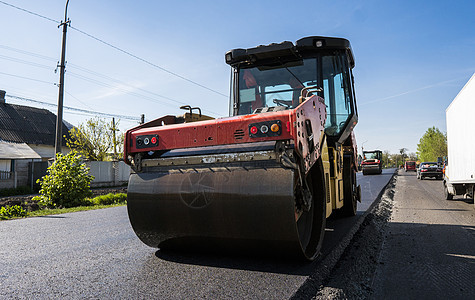 新的道路建筑工地铺设沥青路面的重振动滚滚机 修理压实街道活动柏油振动器振动建造工程车辆工作图片