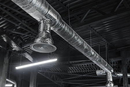 大型建筑物天花板上的通风系统 新建筑天花板上悬挂着银色绝缘材料的通风管基础设施管道安装建造空调工厂金属网络管子工程图片
