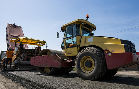 新的道路建筑工地铺设沥青路面的重振动滚滚机 修理铺路车辆工作装修工程压实机机械车轮卡车柏油图片