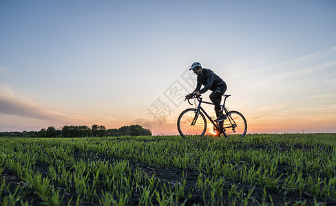 乌克兰卢茨克Lutsk 2018年4月5日旅行速度男人日落街道运动闲暇男性活动日出图片