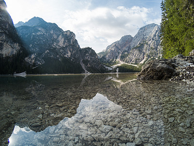 布雷斯湖的壮丽景色 与夏季森林和山脉反映在地表湖水多洛米蒂阿尔卑斯山 意大利 欧洲 在5 hero5 上拍摄顶峰旅行风景蓝色池塘图片