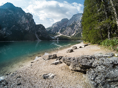 布雷斯湖的壮丽景色 与夏季森林和山脉反映在地表湖水多洛米蒂阿尔卑斯山 意大利 欧洲 在5 hero5 上拍摄公园假期蓝色旅游木头图片