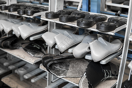 鞋底和鞋底鞋底鞋厂的传送器 大量生产鞋类产品帆布量产植物制造业鞋匠架子工人劳动机器图片