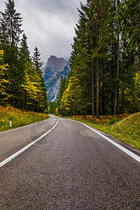 山地道路 岩石的风景 有云的晴天和b旅行曲线高山途径冒险农村小路旅游沥青速度图片