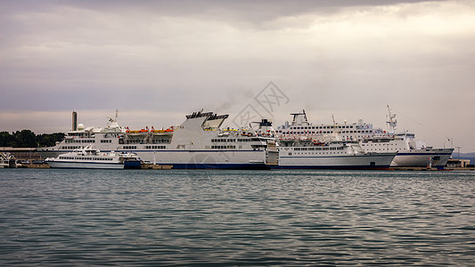克罗地亚斯普利特港港口游艇停泊 水运图片