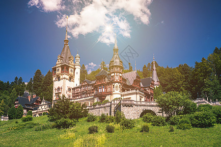 罗马尼亚西纳亚的佩莱斯城堡 鉴于其历史和艺术奢华风格森林吸引力建筑学纪念碑地标大厦蓝色旅游图片