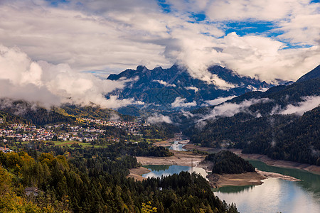 意大利阿尔卑斯山脉Cadore中心湖全景 Do假期干部冒险高山旅行远景风景中心图片