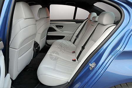 一辆豪华客车的白色后座汽油引擎柴油机腰带窗户软垫空调控制车辆安全图片