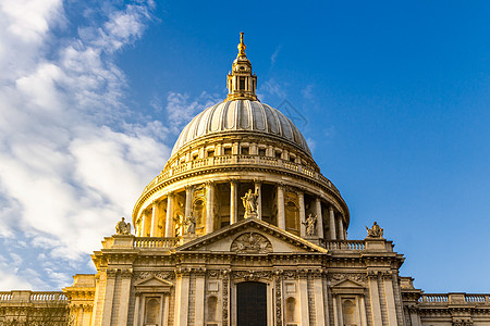圣保罗教堂 在英国伦敦金时的黄金钟点历史性街道宗教圆顶天空景观公共汽车旅行旅游首都图片