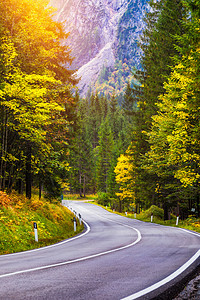 山地道路 岩石的风景 有云的晴天和b冒险山路曲线运输速度沥青高山途径驾驶街道图片