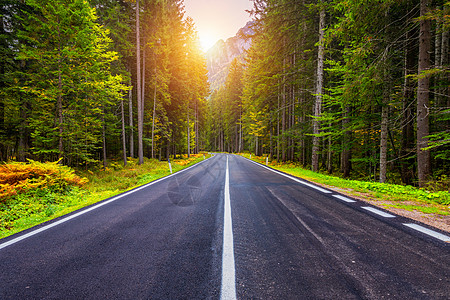 山地道路 岩石的风景 有云的晴天和b山路农村途径沥青小路速度曲线路线冒险运输图片