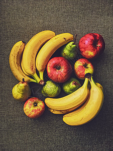 生皮面的有机苹果 梨子和香蕉健康食物小吃白色黄色水果热带乡村市场农场图片