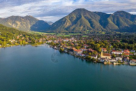 德国湖 位于罗塔赫埃格恩巴伐利亚的Tegernsee湖 G山景山脉旅游爬坡道萝卜蓝色高山教会全景天空图片
