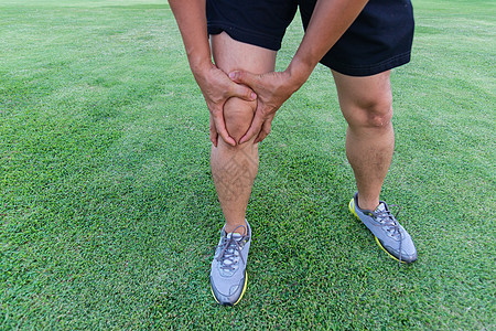 在体育场运动时 男人腿上的膝盖关节问题锻炼短裤训练疼痛理疗赛跑者肌腱运动员跑步症状图片