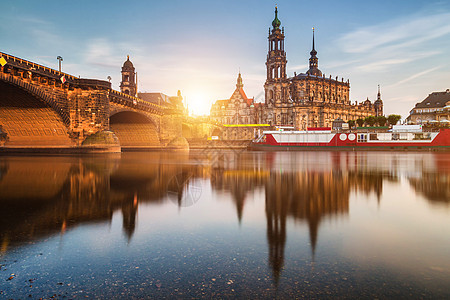 古城建筑与Elbe河的景色夏季景观建筑学宫廷反射旅游教堂大教堂历史天空观光全景图片