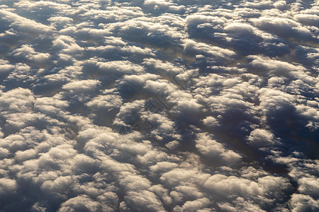 云层的一片空白 太阳在云层之下升起天线海拔蓝天状况飞机天空日落蓝色气氛云库图片