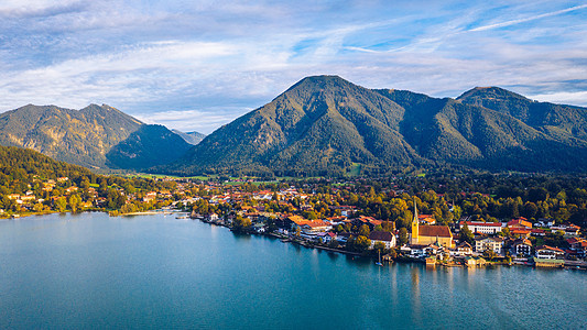 德国湖 位于罗塔赫埃格恩巴伐利亚的Tegernsee湖 G教会山脉蓝色爬坡道旅行目的地山景萝卜天空场景图片