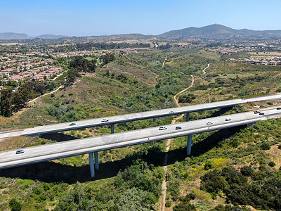 从空中看到公路高速公路桥 河谷绿山之间的输水管支架等社区汽车基础设施运输交通山腰创新卡车高度海拔图片