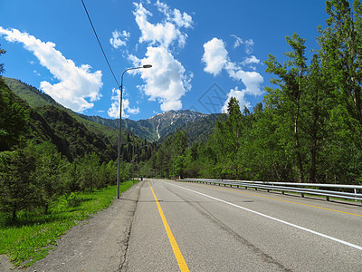 阿拉木图  通往希姆布勒克的阿法特公路季节风景乡村旅行绿色蓝色天空沥青国家图片