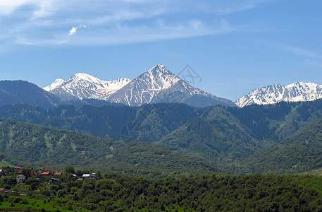 阿拉木图  天山岭岩石登山季节森林房子旅游顶峰旅行风景天空背景图片