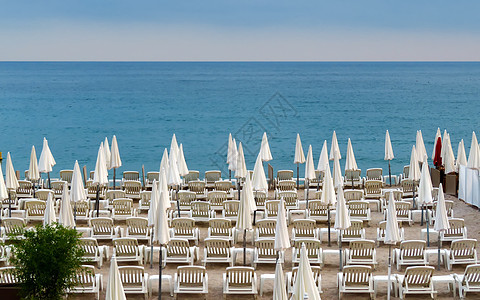 Cannes  海滩上的白色雨伞休息海岸日光浴旅行海洋乐趣假期椅子旅游奢华图片