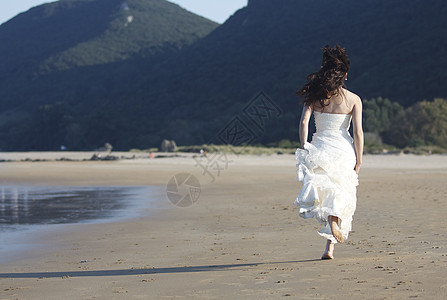 新娘婚纱女性海滩白色婚礼女士支撑跑步背景图片