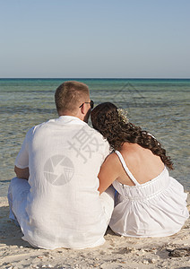 热带海滩上的年轻新婚夫妇图片