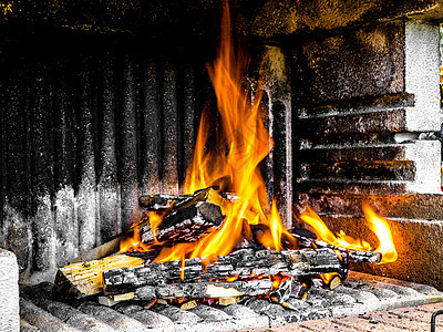 混凝土烧烤炉里的木柴几乎被烧毁图片