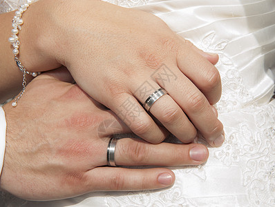 新娘和新郎手展示戒指结婚男性婚姻指甲白色手指婚礼关节夫妻仪式图片