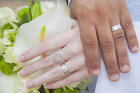 新娘和新郎带戒指的手花束手指皮肤白色婚姻混血婚礼珠宝首饰指甲图片