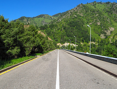 阿拉木图  通往希姆布勒克的阿法特公路蓝色旅行季节天空乡村风景国家沥青绿色图片