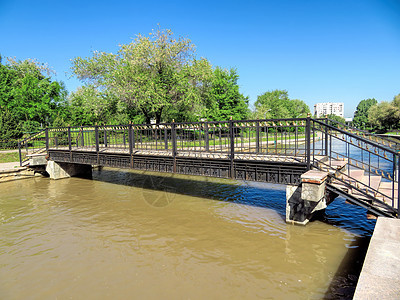 阿拉木图埃森泰河上桥建筑学全景公园蓝色街道旅游酒店城市天空场景图片