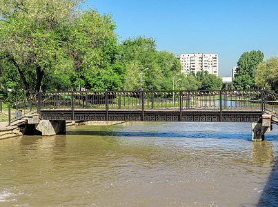 阿拉木图埃森泰河上桥天空街道建筑学旅行场景全景公园建筑蓝色中心图片