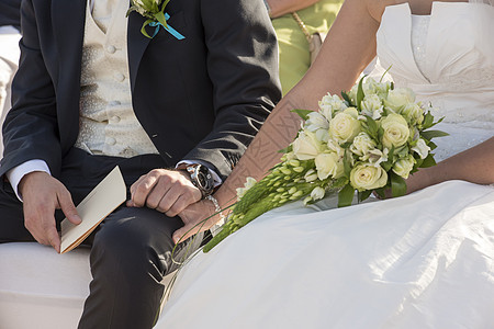 婚礼仪式上的新娘和新郎套装裤子手臂花束裙子男性手指夫妻婚姻白色图片
