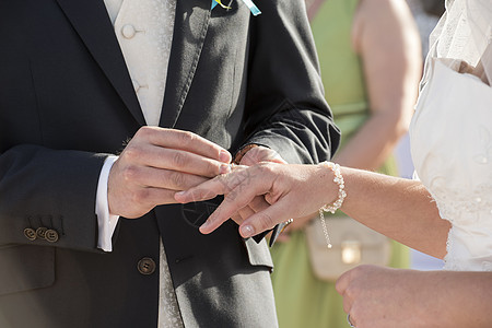 把戒指戴在新娘手指上仪式裙子手臂袖子手镯浪漫婚礼婚姻结婚套装图片