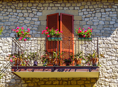 与布加维亚的花朵交接快门白色村庄阳台旅行窗户公寓粉色建筑红色图片