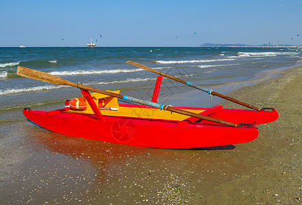 沙滩上的救援船救生艇支撑情况蓝色帮助救援警卫假期地平线海岸图片