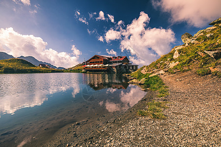 位于法加拉斯山顶高空的美丽火山贝莱亚湖自然景观变色龙旅行草原小屋假期山峰风景天空顶峰图片