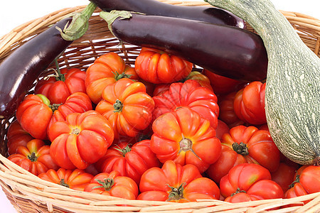 鸡篮中的有机番茄 茄子和南瓜农业蔬菜南瓜花园植物沙拉柳条篮子收成红色图片