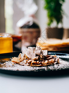 煎饼加焦糖坚果和厨房风扇上的棉花糖木板糕点面包饼子盘子食物油炸滴水蛋糕蜂蜜图片