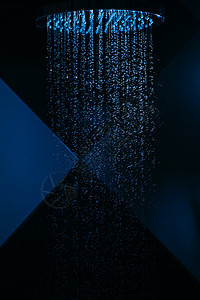 在淋浴中用蓝色的里盖从水罐落下的水滴溪流温泉液体流动淋浴房飞沫蒸汽跑步洗澡合金图片