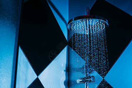 浴室海边在淋浴中用蓝色的里盖从水罐落下的水滴飞沫浴室溪流流动蒸汽跑步合金淋浴房飞溅喷射背景