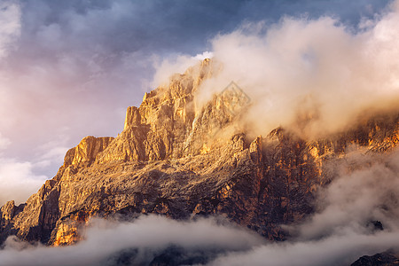 上方靠近科蒂纳顶峰全景石头目的地天空干部首脑登山观光晴天背景图片