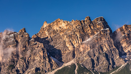 阿尔卑斯山地貌与蒙特安泰罗峰 在多洛米特 意大利远足地标首脑山脉天空悬崖岩石山顶顶峰假期图片