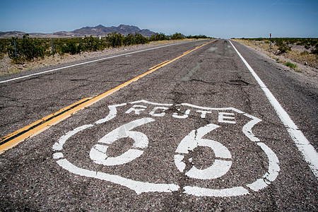 上面涂有66号公路标志的长路风景荒野车轮速度汽车燃料驾驶自由汽油旅行图片