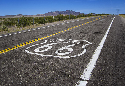 上面涂有66号公路标志的长路气体路线风景汽油自由旅行荒野驾驶车轮燃料图片